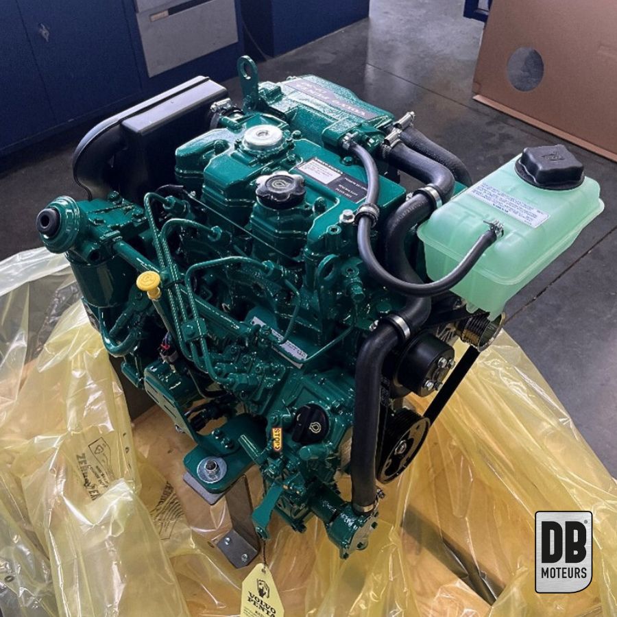 Préparation en atelier du nouveau moteur marin inboard Volvo Penta D1-30