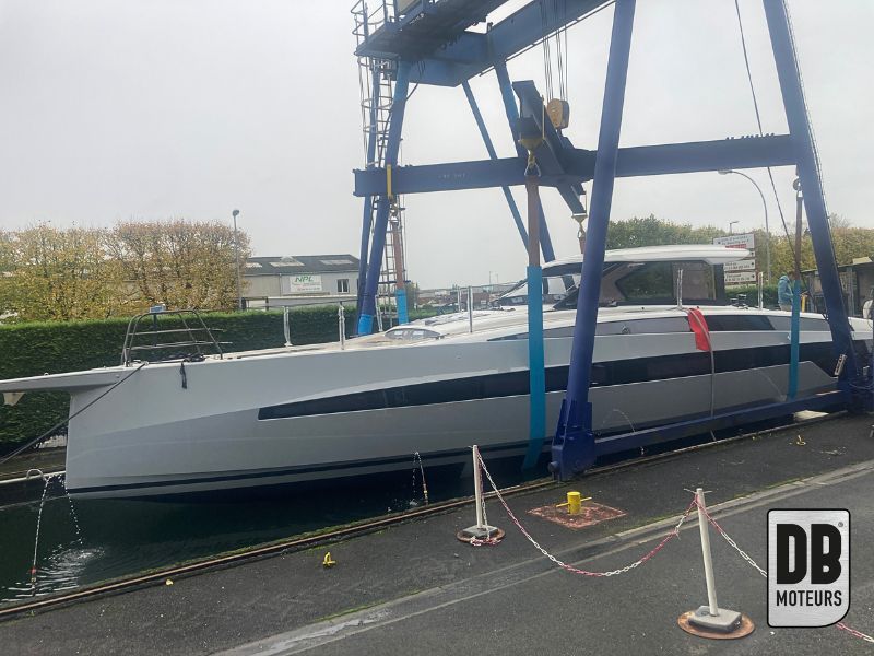 Yacht livré par le chantier naval avec deux moteurs D2-75