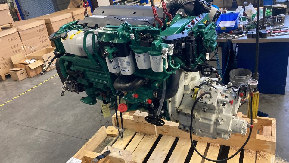 Préparation des moteurs Volvo-Penta D8 à l'atelier DB Moteurs