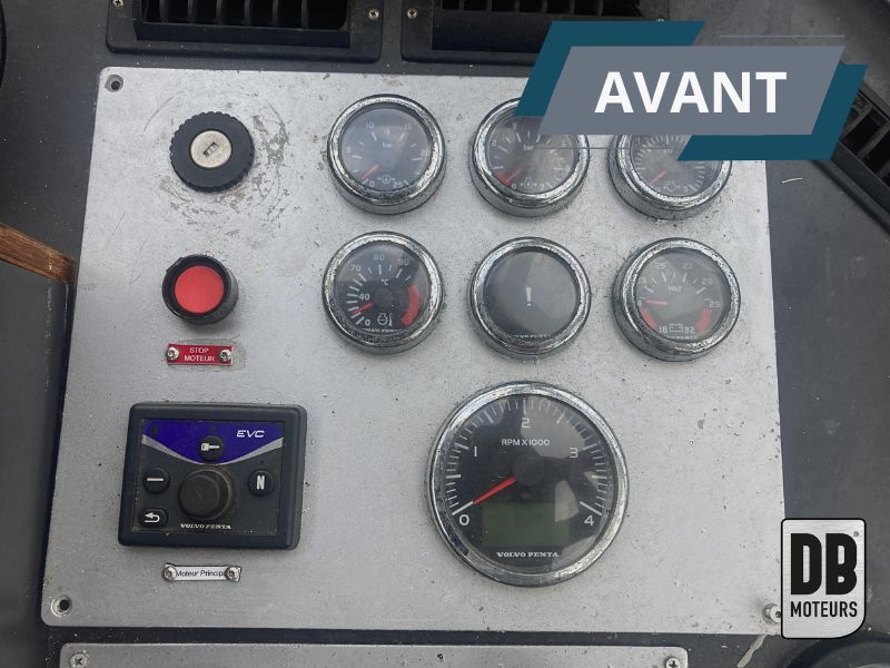 Photo du poste de pilotage EVC Volvo Penta avant la modernisation EVC Upgrade