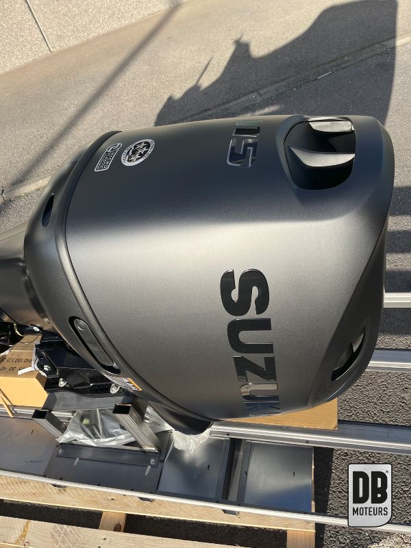 Préparation d'un moteur Suzuki DF115 Stealth Line dans les ateliers de DB Moteurs