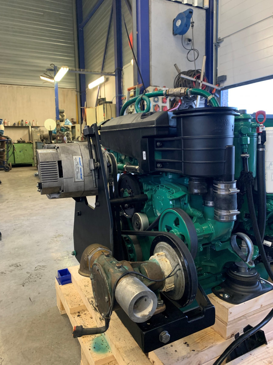 Installation d’un moteur Volvo Penta D4 sur le bateau Leatsa, à Dunkerque (59)