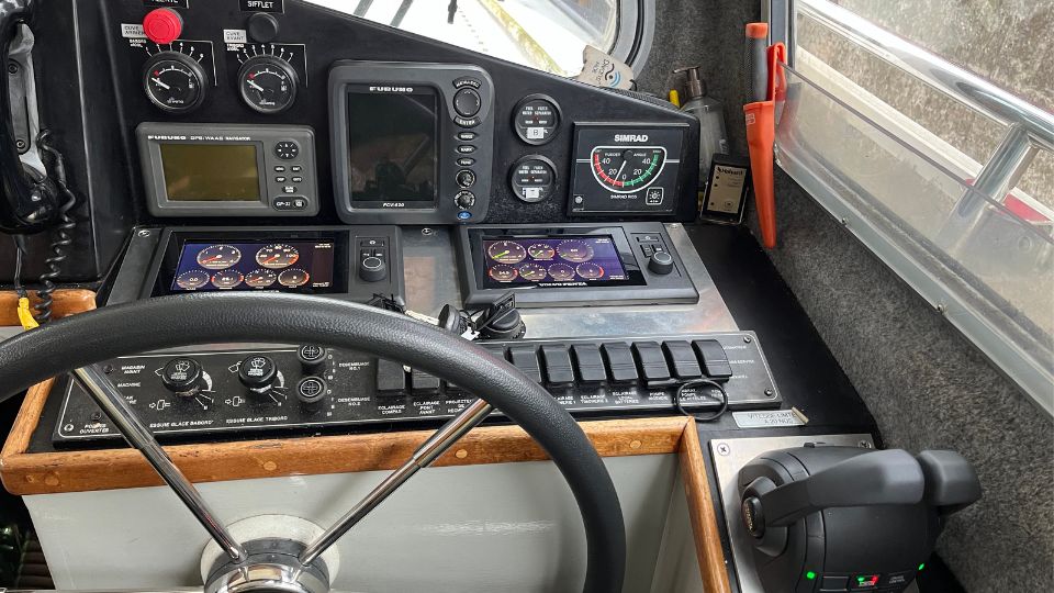 Cabine pilotage pour essais en mer des deux moteurs marins Volvo Penta