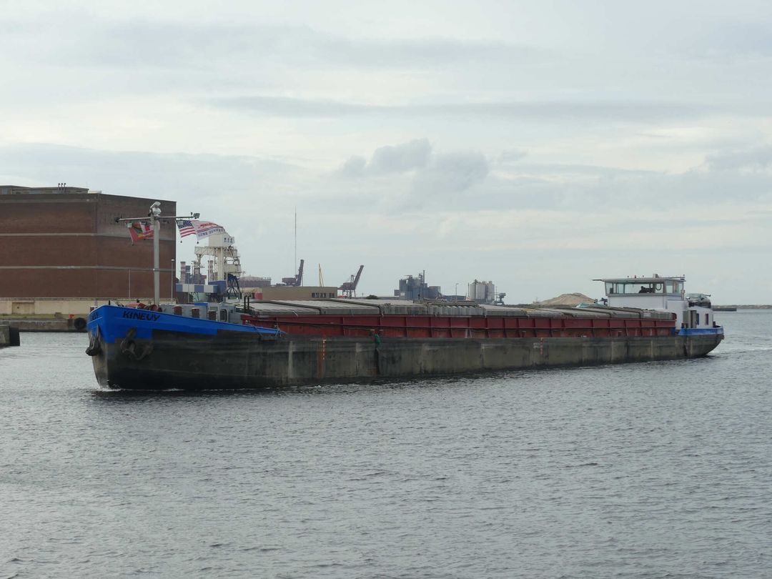 Changement du moteur fluvial pour la péniche Kinevy à Dunkerque